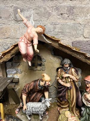 2001 Grandeur Noel porcelain nativity set with crèche