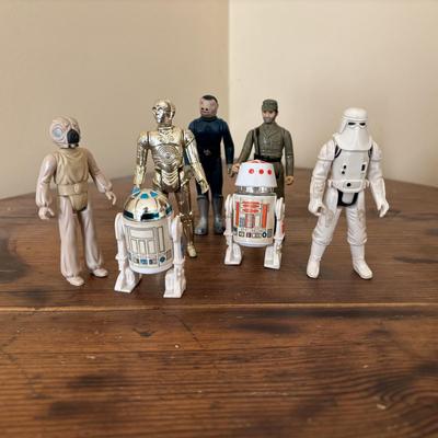 LOT 269: Vintage Star Wars Action Figures w/ Darth Vader Carrying Case