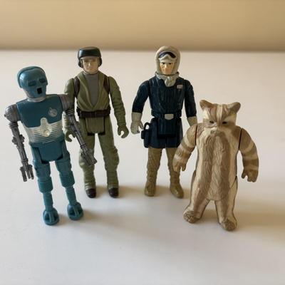 LOT 270: Vintage StarWars Action Figures w/ 1983 C-3PO Carrying Case