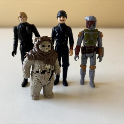 LOT 270: Vintage StarWars Action Figures w/ 1983 C-3PO Carrying Case