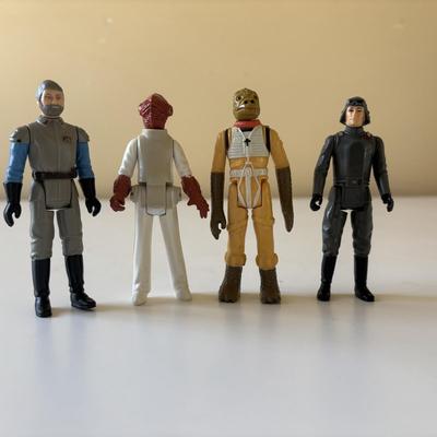 LOT 270: Vintage StarWars Action Figures w/ 1983 C-3PO Carrying Case
