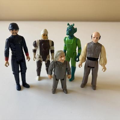 LOT 270: Vintage StarWars Action Figures w/ 1983 C-3PO Carrying Case