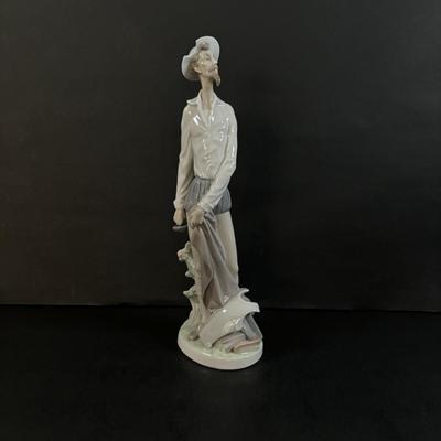 LOT 301: Lladro Figure Don Quixote Standing up Figurine (Missing Sword)