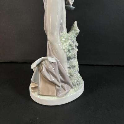 LOT 301: Lladro Figure Don Quixote Standing up Figurine (Missing Sword)