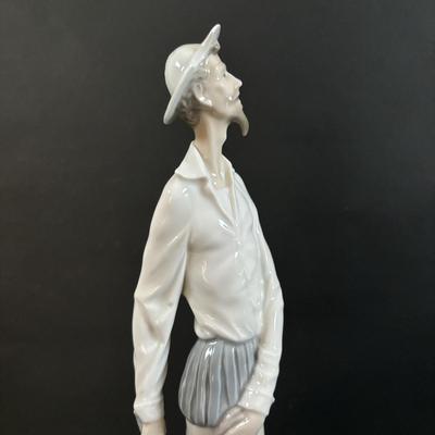 LOT 301: Lladro Figure Don Quixote Standing up Figurine (Missing Sword)