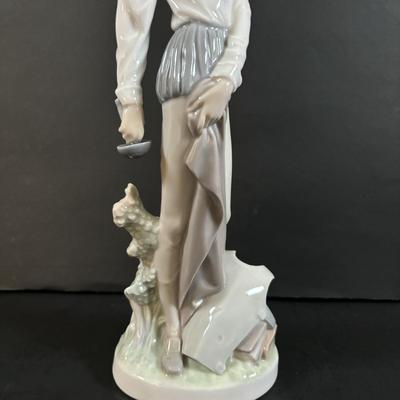 LOT 301: Lladro Figure Don Quixote Standing up Figurine (Missing Sword)