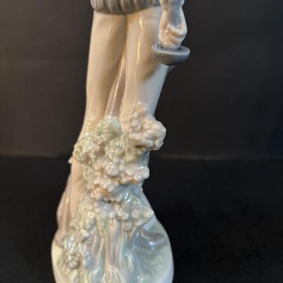 LOT 301: Lladro Figure Don Quixote Standing up Figurine (Missing Sword)