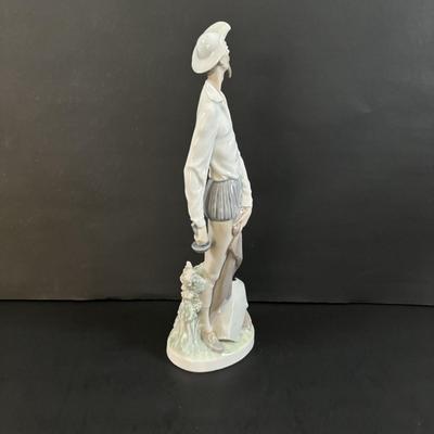 LOT 301: Lladro Figure Don Quixote Standing up Figurine (Missing Sword)
