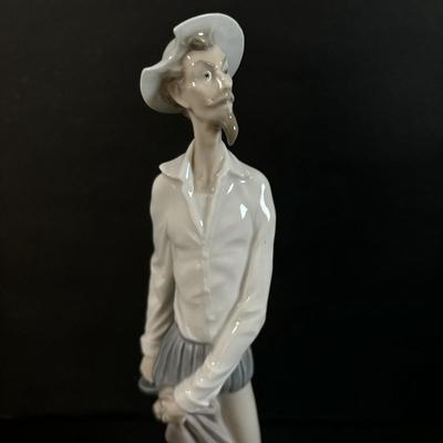 LOT 301: Lladro Figure Don Quixote Standing up Figurine (Missing Sword)