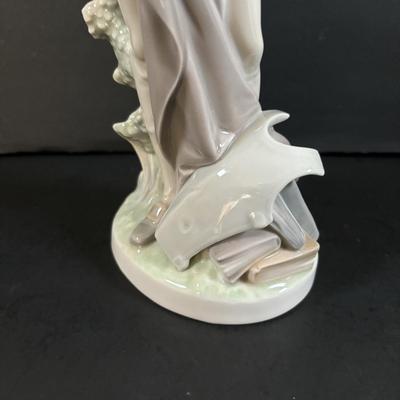 LOT 301: Lladro Figure Don Quixote Standing up Figurine (Missing Sword)