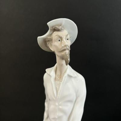 LOT 301: Lladro Figure Don Quixote Standing up Figurine (Missing Sword)