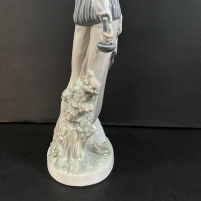 LOT 301: Lladro Figure Don Quixote Standing up Figurine (Missing Sword)
