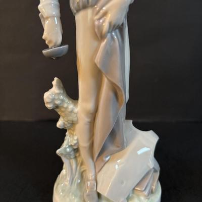 LOT 301: Lladro Figure Don Quixote Standing up Figurine (Missing Sword)
