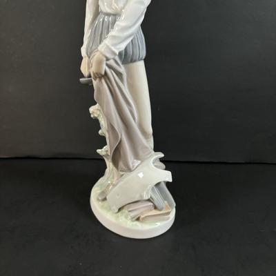 LOT 301: Lladro Figure Don Quixote Standing up Figurine (Missing Sword)