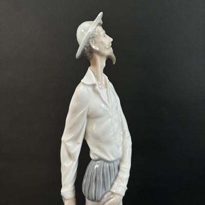 LOT 301: Lladro Figure Don Quixote Standing up Figurine (Missing Sword)