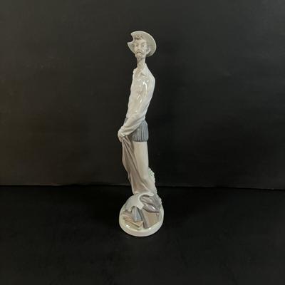 LOT 301: Lladro Figure Don Quixote Standing up Figurine (Missing Sword)
