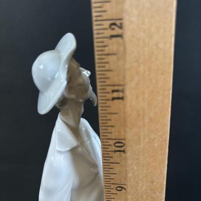 LOT 301: Lladro Figure Don Quixote Standing up Figurine (Missing Sword)