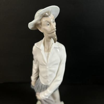 LOT 301: Lladro Figure Don Quixote Standing up Figurine (Missing Sword)
