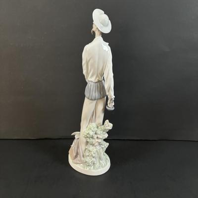 LOT 301: Lladro Figure Don Quixote Standing up Figurine (Missing Sword)