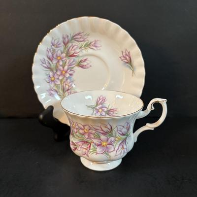 LOT 303: Vintage Teacup Collection: Royal Albert, Parisienne by Royal Jackson, Crown D'or, Aynsley