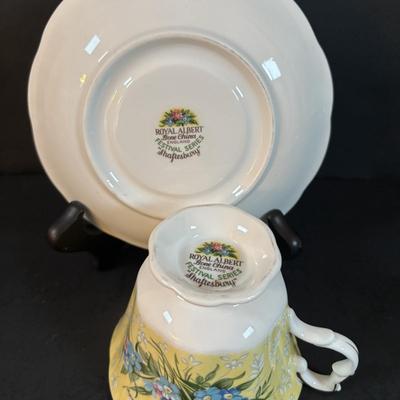 LOT 303: Vintage Teacup Collection: Royal Albert, Parisienne by Royal Jackson, Crown D'or, Aynsley