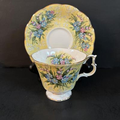LOT 303: Vintage Teacup Collection: Royal Albert, Parisienne by Royal Jackson, Crown D'or, Aynsley