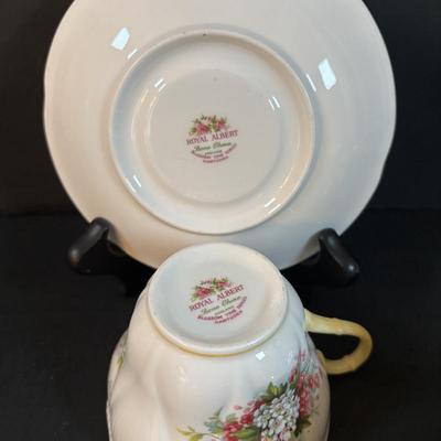LOT 303: Vintage Teacup Collection: Royal Albert, Parisienne by Royal Jackson, Crown D'or, Aynsley