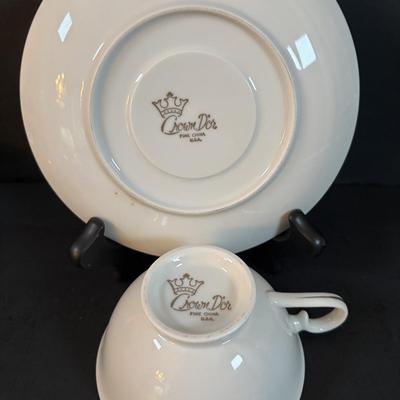 LOT 303: Vintage Teacup Collection: Royal Albert, Parisienne by Royal Jackson, Crown D'or, Aynsley