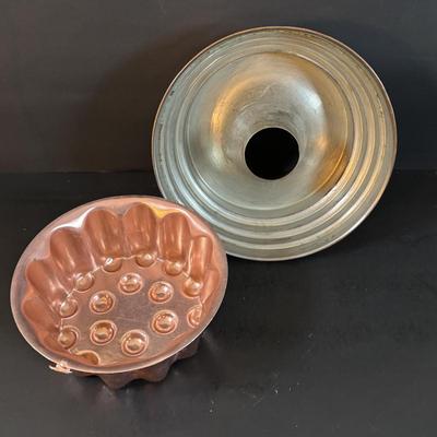LOT 306: Pyrex Clear & White Colonial Mist Nesting Bowl Set (4), Vintage Georgian Nutmeg Brown Viking Thumbprint Tumblers (10),...
