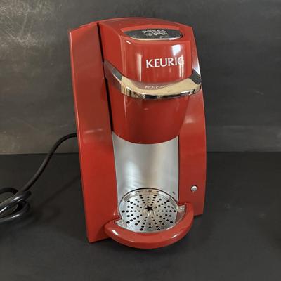 LOT 318: Keurig Model B30, Coffee Mugs, Candles, Quaker Lace Tablecloth & Organizing Basket