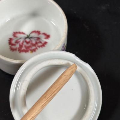 LOT 322: Wedgewood Trinkets Dishes Books on Wedgewood, Trinket Boxes & More