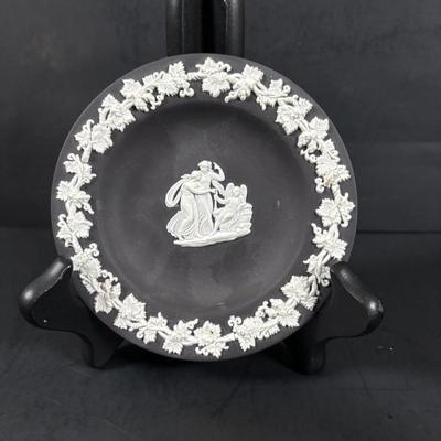 LOT 322: Wedgewood Trinkets Dishes Books on Wedgewood, Trinket Boxes & More