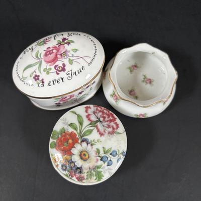 LOT 322: Wedgewood Trinkets Dishes Books on Wedgewood, Trinket Boxes & More