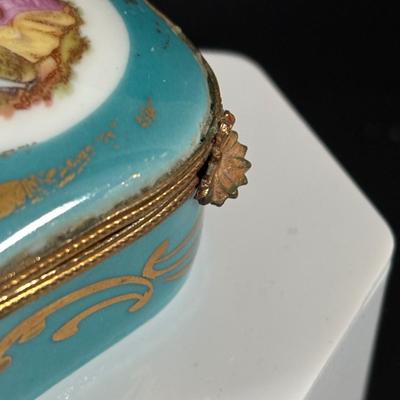 LOT 322: Wedgewood Trinkets Dishes Books on Wedgewood, Trinket Boxes & More