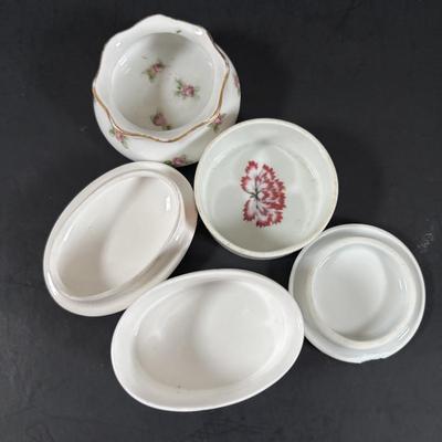 LOT 322: Wedgewood Trinkets Dishes Books on Wedgewood, Trinket Boxes & More