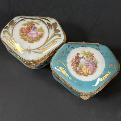 LOT 322: Wedgewood Trinkets Dishes Books on Wedgewood, Trinket Boxes & More