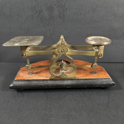 LOT 323: Vintage Avery Scale w/Weights & Postal Scale