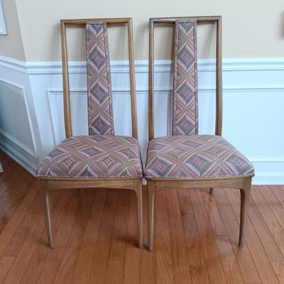 LOT 325: Set of 4 Mid Century Modern Dining Room Chairs