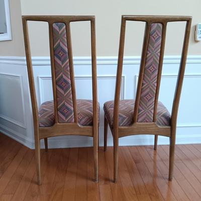 LOT 325: Set of 4 Mid Century Modern Dining Room Chairs