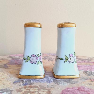 LOT 335: Herend Hungary Indian Basket Green Teacup, Japanese Stork on Silk Wall Scroll, Gibsons Teapot & More