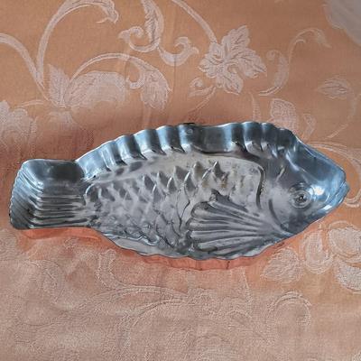 LOT 338: Vintage Copper Fish Mold, Large Melamine Shell Bowls, Stafford Ceramic Shell Forks and Knives & More