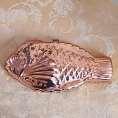 LOT 338: Vintage Copper Fish Mold, Large Melamine Shell Bowls, Stafford Ceramic Shell Forks and Knives & More