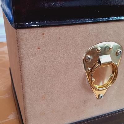 LOT 339: Godinger Monkey Bars Poseable Cocktail Shaker, MCM Glass Decanter, Vintage Ice Bucket & More