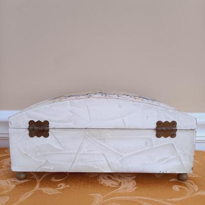 LOT 342: Summer Hat Collection w/ Hat Boxes & Decorative Floral Box