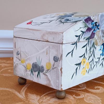 LOT 342: Summer Hat Collection w/ Hat Boxes & Decorative Floral Box