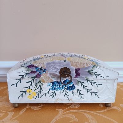 LOT 342: Summer Hat Collection w/ Hat Boxes & Decorative Floral Box