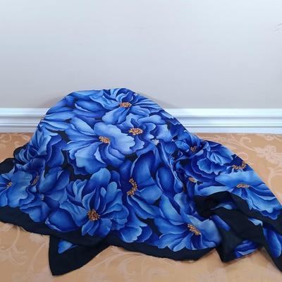 LOT 343: Vintage Lady Head Vases with Sandra Roth Scarf & Vintage Hat Box