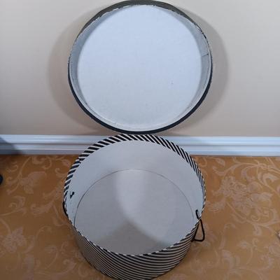 LOT 343: Vintage Lady Head Vases with Sandra Roth Scarf & Vintage Hat Box