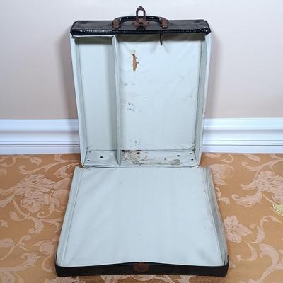 LOT 344: Vintage 1960s Japan Barbie Ponytail with Case, Clothes & Accessories