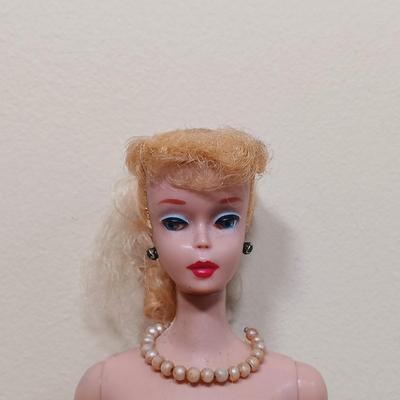LOT 344: Vintage 1960s Japan Barbie Ponytail with Case, Clothes & Accessories